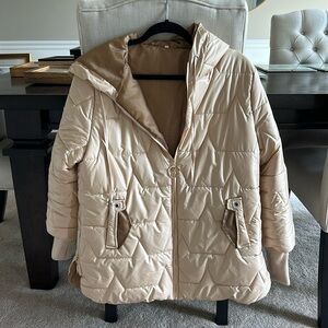Title:
Beige Quilted Puffer Jacket – Size M/L – Hooded – Cozy Winter Coat